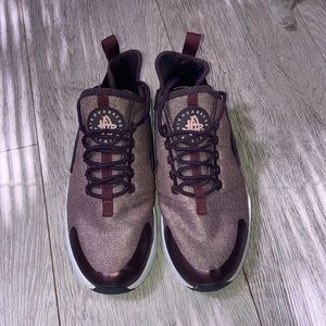 I’m selling these huaraches they are like maroon